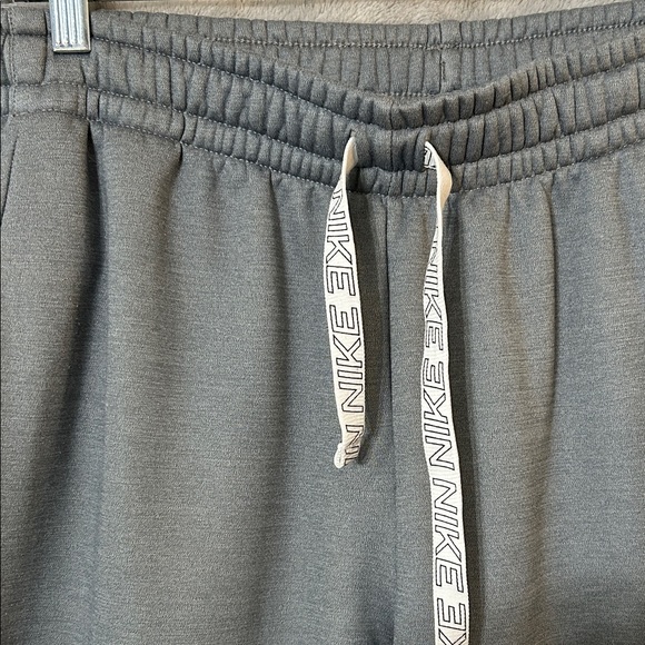Nike Women’s Heather Gray Sweatshirt and Joggers Set - Picture 13 of 16